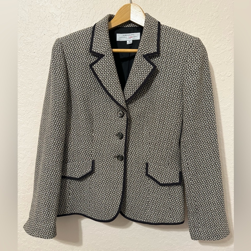 Tahari women’s geometric design jacket Size 6 Outer pockets 3 buttons down front